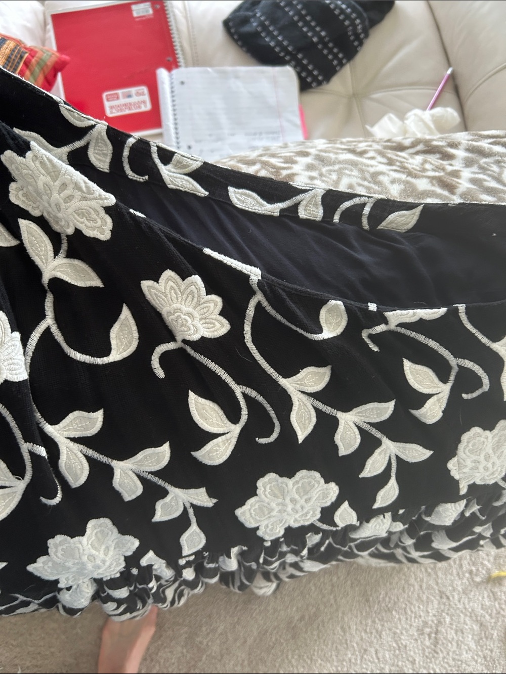 Summer wedding guest
Anthropologie One Shoulder
Appliqué Black White Floral
L - Picture 5 of 6